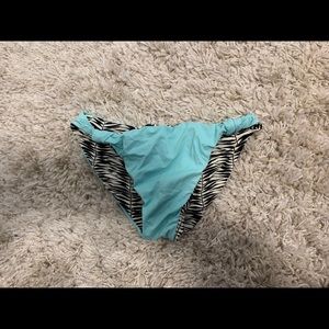 Seamless reversible bikini bottoms